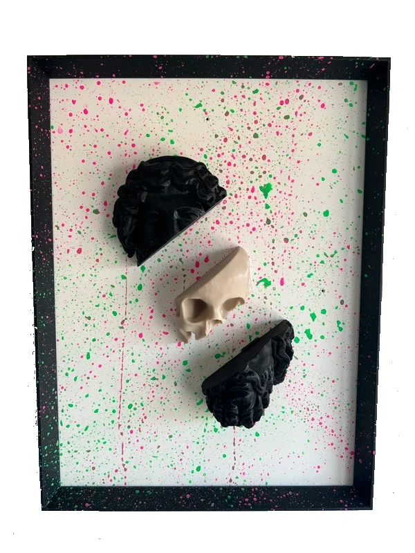 Fracture Neon — testa classica in tre frammenti su schizzi neon